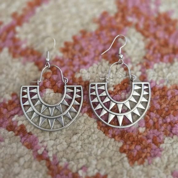 Mixed Jewelry Bag Of Earrings with Gold and Silver Tones - Picture 7 of 16